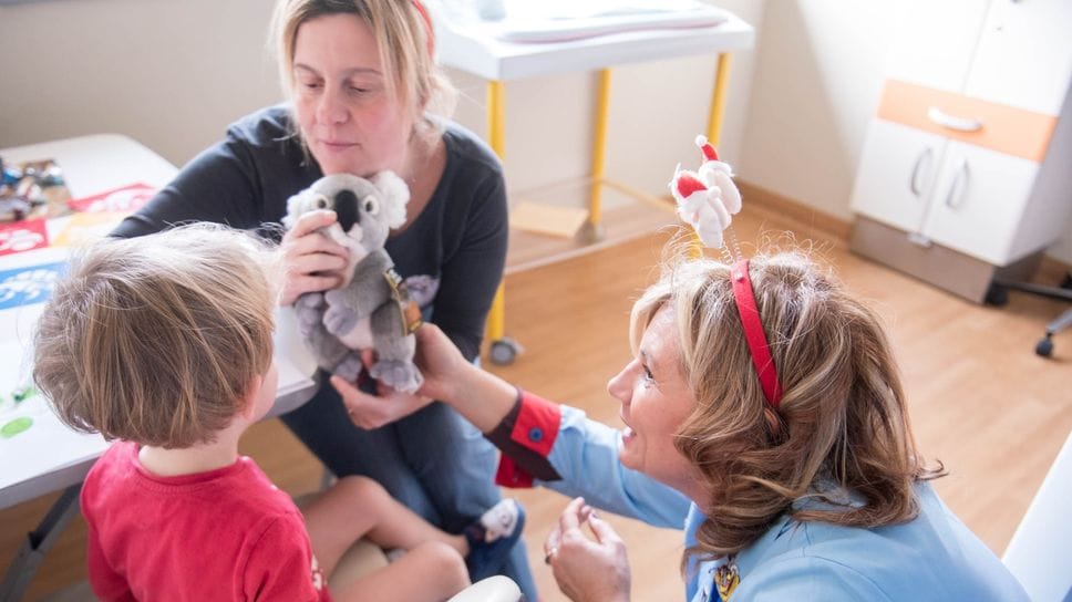 Meglio stimolare i bambini con giochi, letture e attività all’aperto