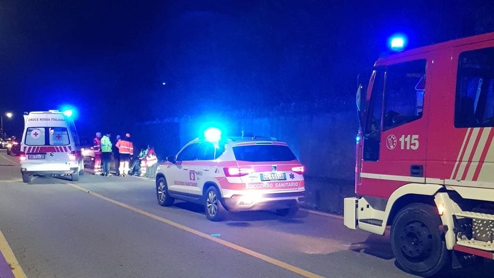 L'intervento in corso a Griante dopo l’incidente provocato dal conducente di una Bmw (Palumbo)