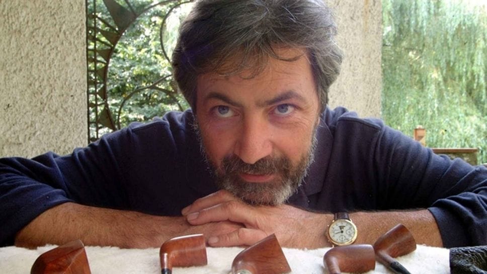 Franco Brera con alcune delle pipe appartenute al celebre papà