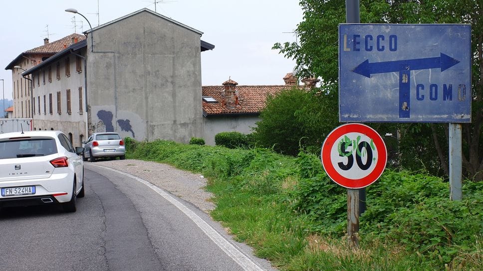 Erba sempre più al bivio, almeno sul fronte amministrativo: la giunta ha deciso di firmare una convenzione con Lecco per quanto riguarda i lavori pubblici