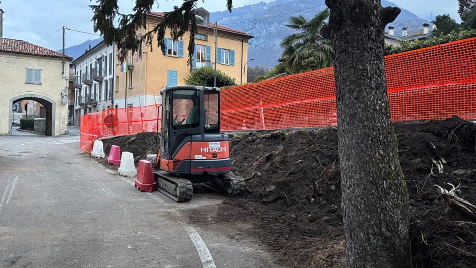 Il cantiere aperto ieri mattina sulla Regina a Ossuccio