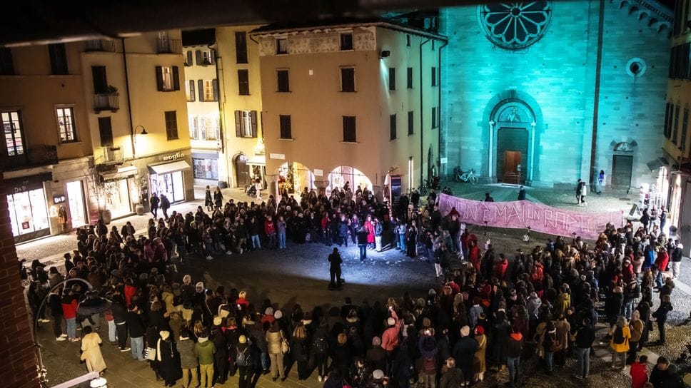 Una manifestazione del 25 novembre 2022, contro la violenza sulle donne, in piazza San Fedele