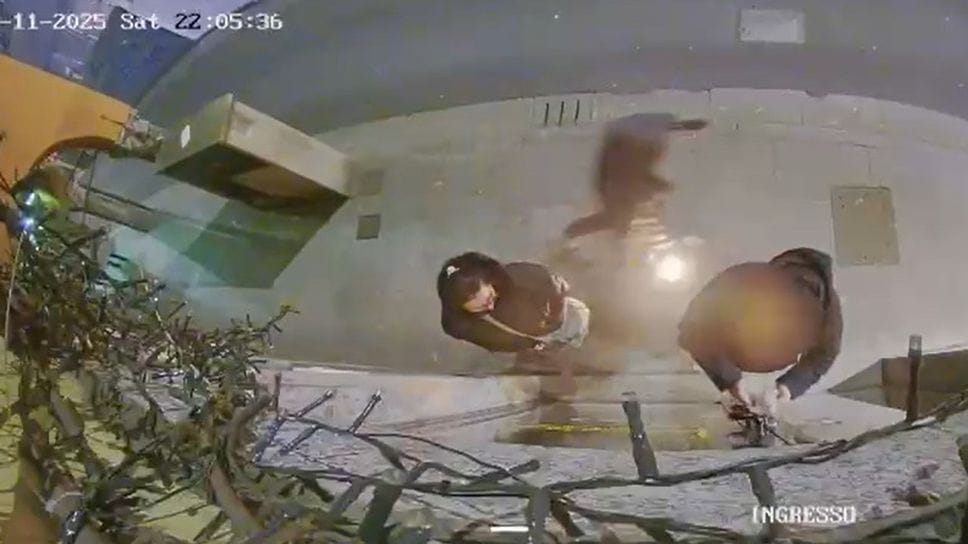 Ha preso la lampada da un bar di piazza Volta e ha colpito i passanti