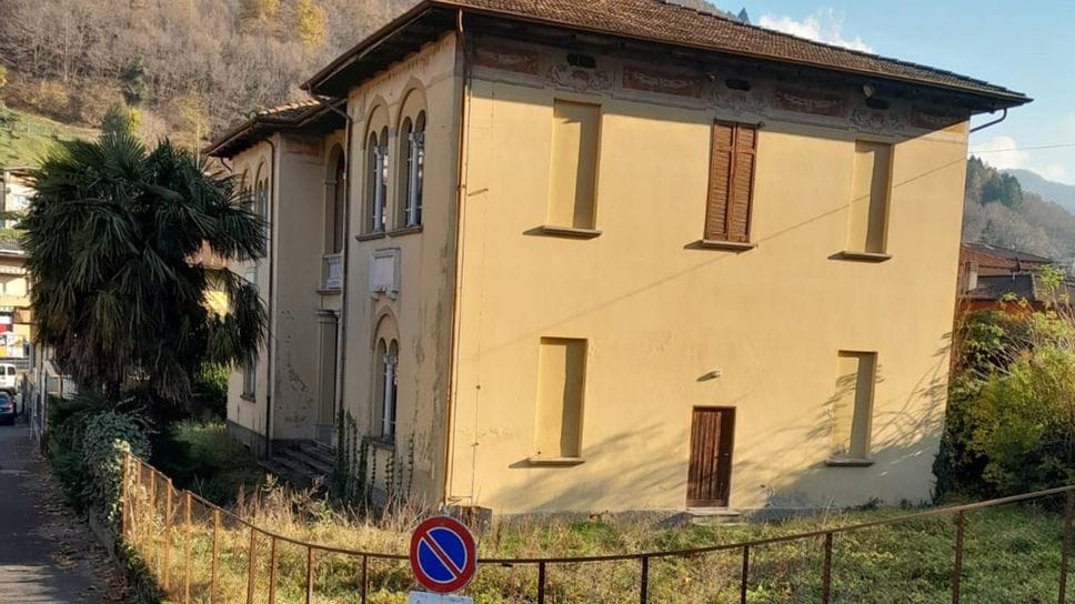 L’ex asilo parrocchiale di Carlazzo che il parroco avrebbe voluto vendere a un privato per farci un albergo