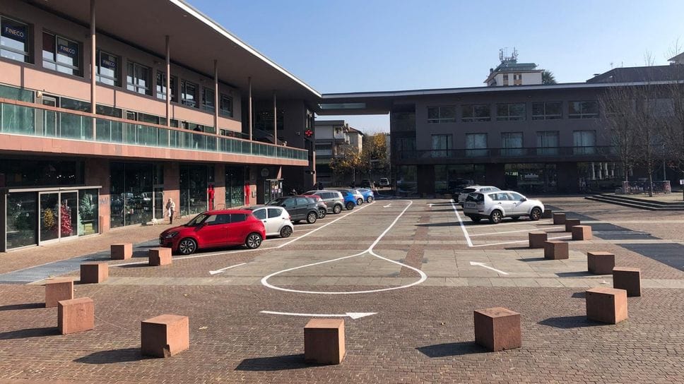 La nuova rotonda in piazza Italia e le auto posteggiate, queste in modo corretto