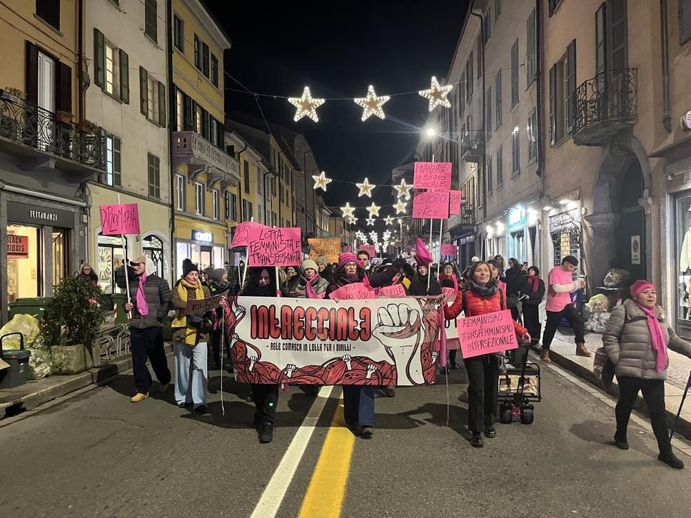 Il corteo di Intrecciat3 in occasione del 25 novembre, per le strade del centro