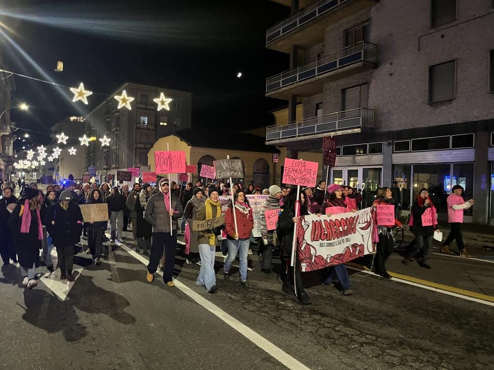Il corteo di Intrecciat3 in occasione del 25 novembre, per le strade del centro
