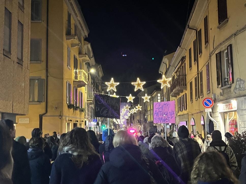 Il corteo di Intrecciat3 in occasione del 25 novembre, per le strade del centro