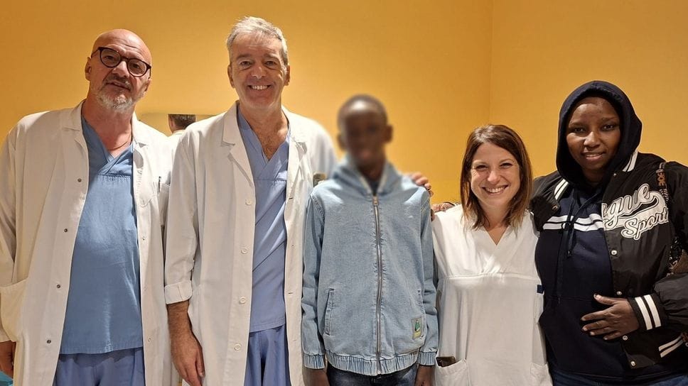 i chirurghi Fabrizio De Marchi e Sergio Fumagalli e l’infermiera Denise Ronchetti con il paziente e sua madre