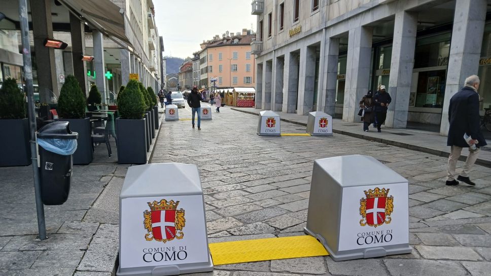 Le barriere comparse all’ingresso di via Plinio