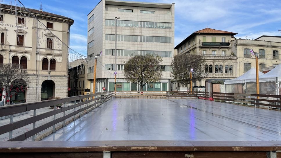 La pista di pattinaggio: 360 metri quadri di ghiaccio in piazza Garibaldi