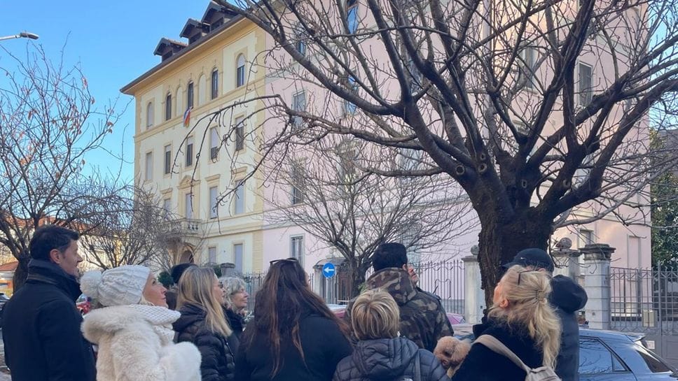 Alcuni residenti impegnati nella difesa dei ciliegi