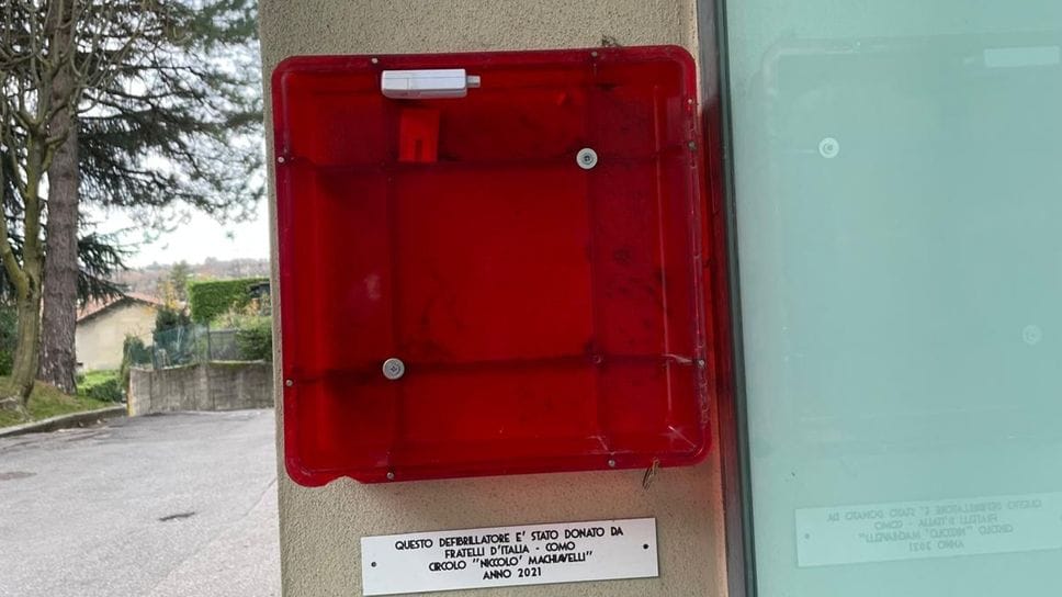 La custodia del defibrillatore donato dal circolo di Fratelli d’Italia nel 2021