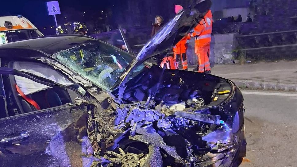 I danni subiti dall’auto nell’impatto con la parete rocciosa (Foto Bartesaghi)