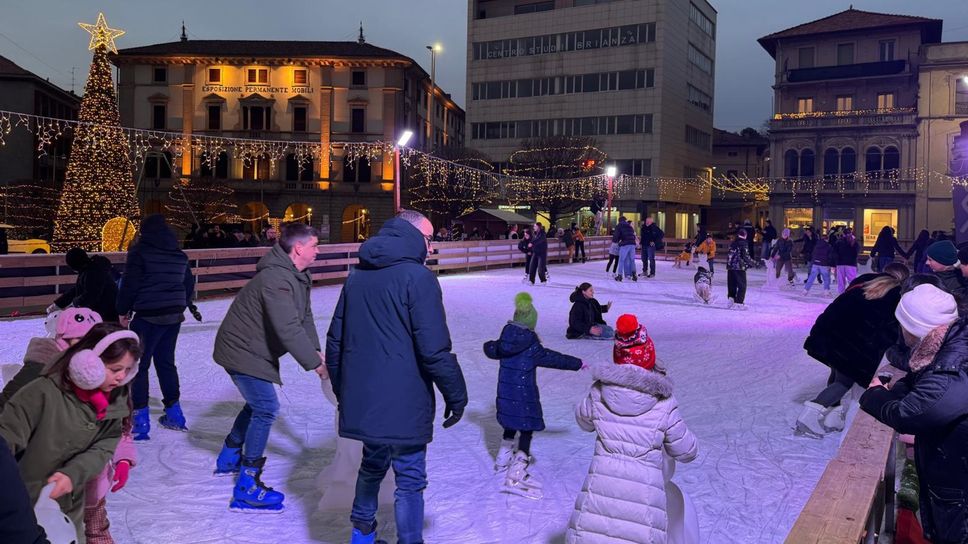 La pista di pattinaggio sul ghiaccio è un classico del Natale canturino