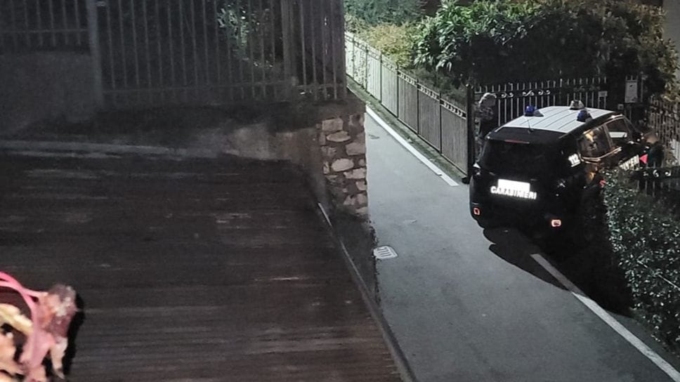 I carabinieri sabato sera in via Rima, dopo uno dei tre tentati furti