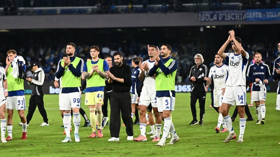 Il saluto della squadra ai tifosi arrivati a Napoli