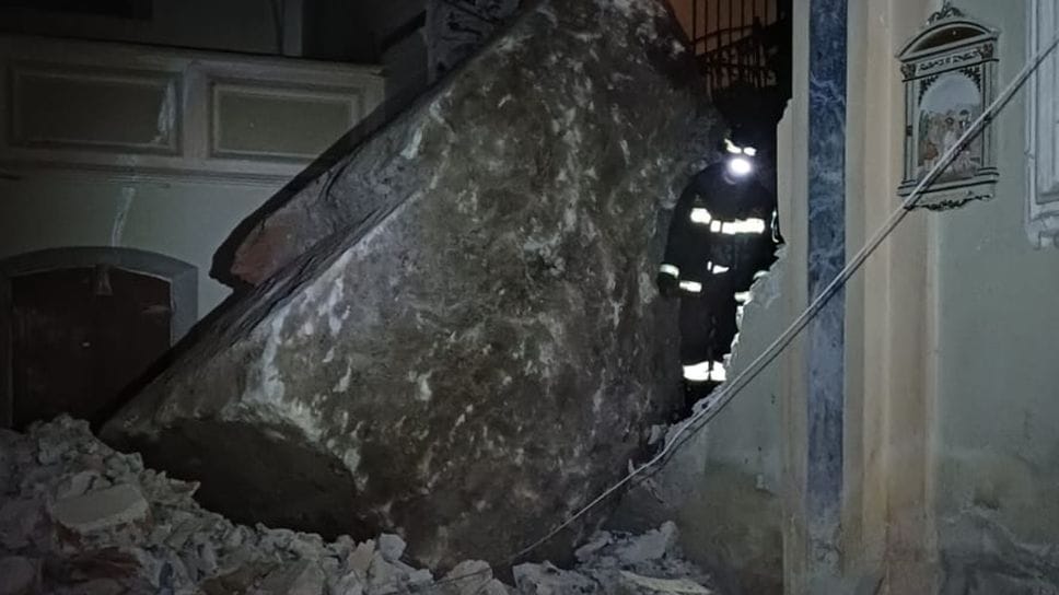 Il masso all’interno della chiesa dopo aver sfondato il muro (Palumbo)