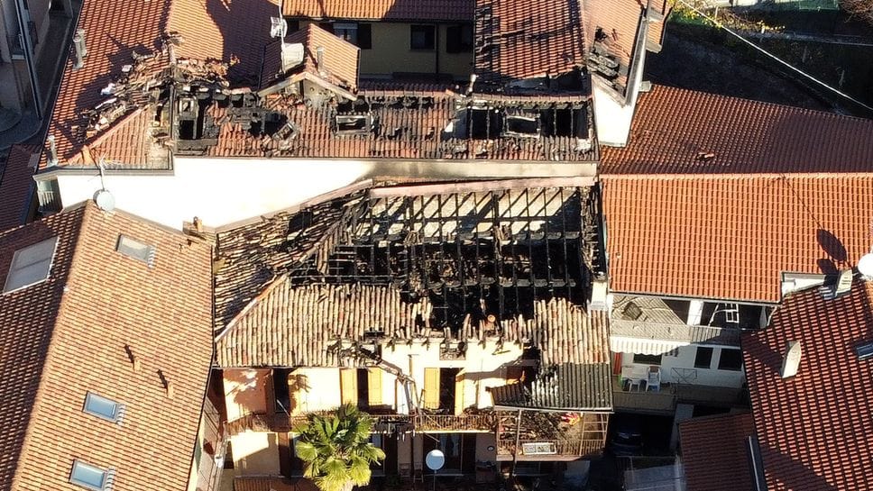 Le condizioni dei tetti devastati dall’incendio di giovedì sera in via Monte Grappa