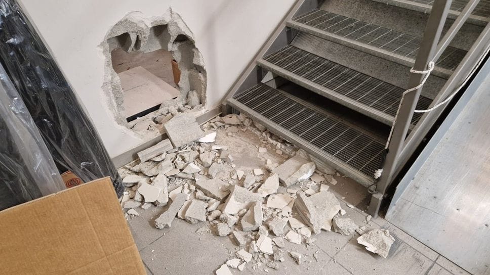 I danni provocati in via Michelangelo dalla banda del buco