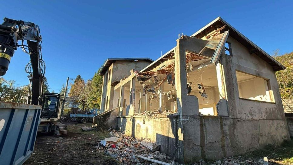 I lavori di demolizione dell’ex asilo di Crevenna