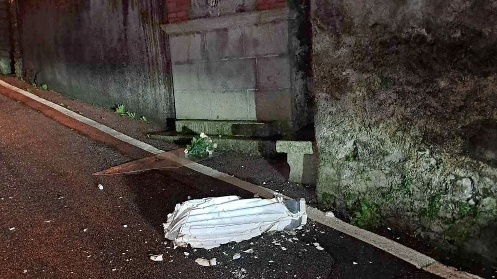 La piccola edicola con la statua della Madonna buttata a terra