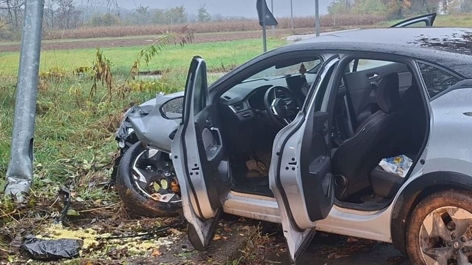 L’auto finita contro il palo