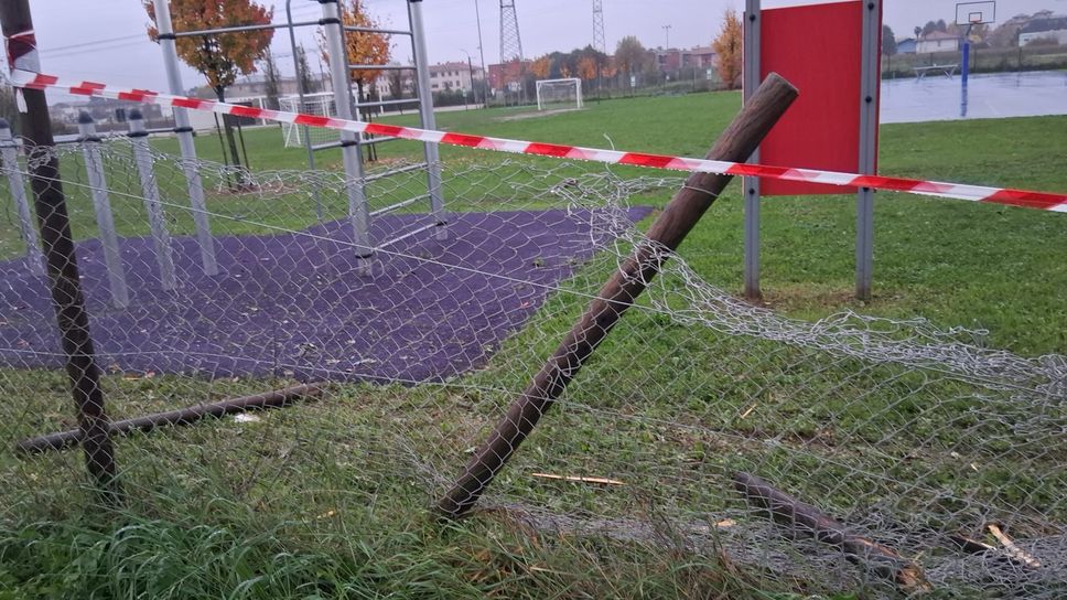 La recinzione abbattuta dall’automobilista