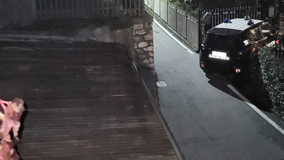 Una pattuglia dei carabinieri durante un controllo a Tremezzina