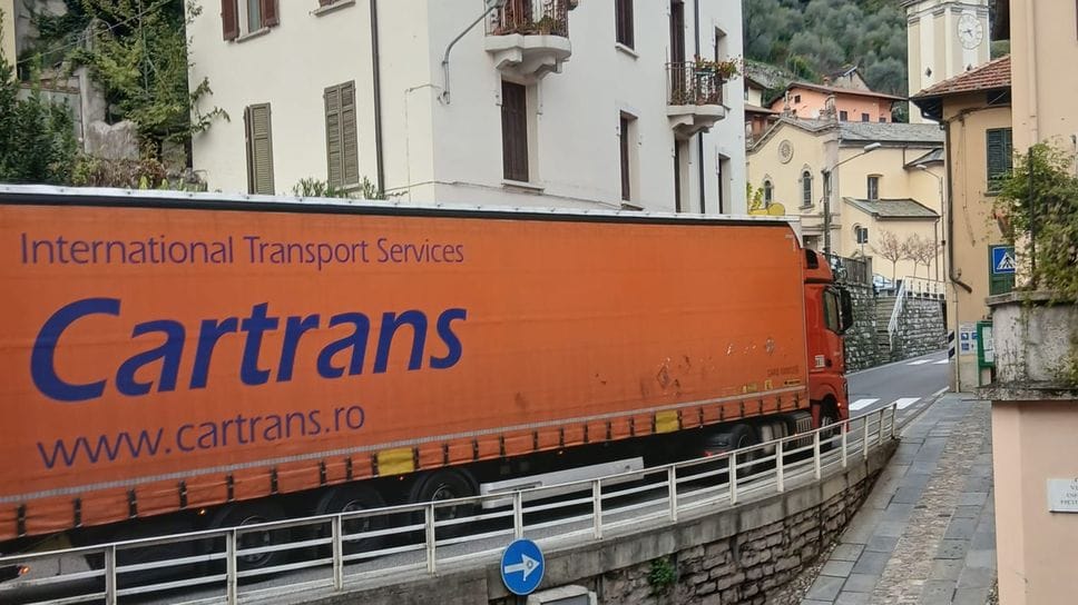 Un mezzo pesante in transito da Sala Comacina nonostante l’ordinanza dell’Anas non lo consenta