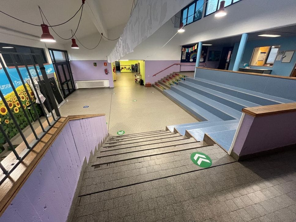 L’anfiteatro al centro delle tre sezioni di cui si compone la scuola primaria di via Montelungo