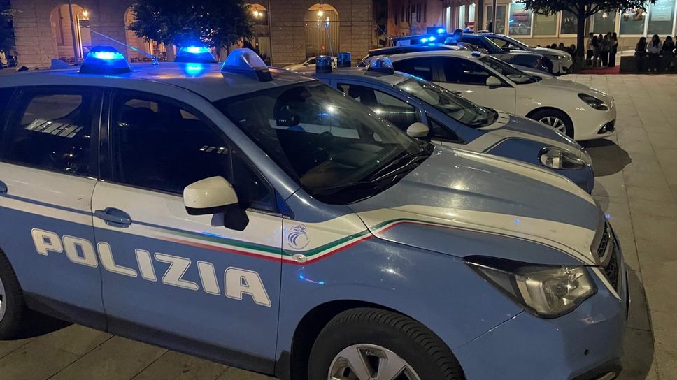 La polizia di Stato in piazza Garibaldi a Cantù