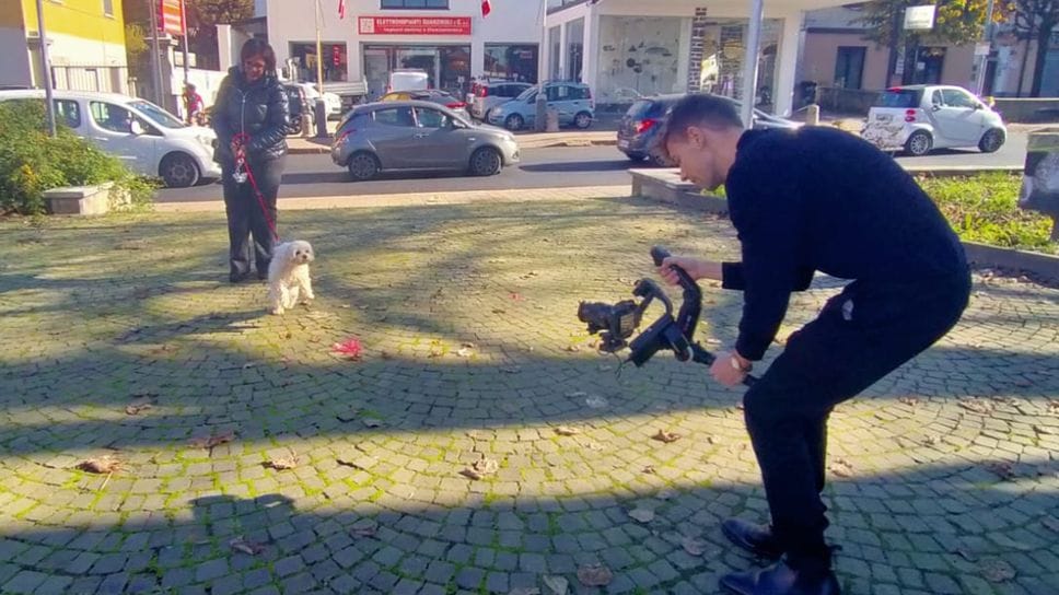 Una delle riprese ieri in piazza della Tessitura a Fino Mornasco
