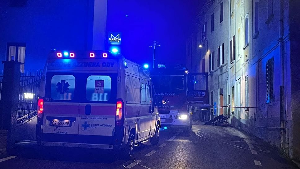 L’intervento dei vigili del fuoco e dei sanitari in via Volta a Grandate