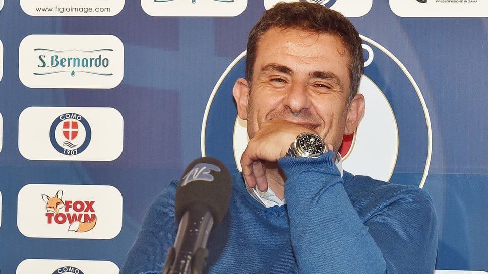 1Ninni Corda durante una conferenza stampa della sua seconda esperienza a Como, chiusa con la promozione in C2.