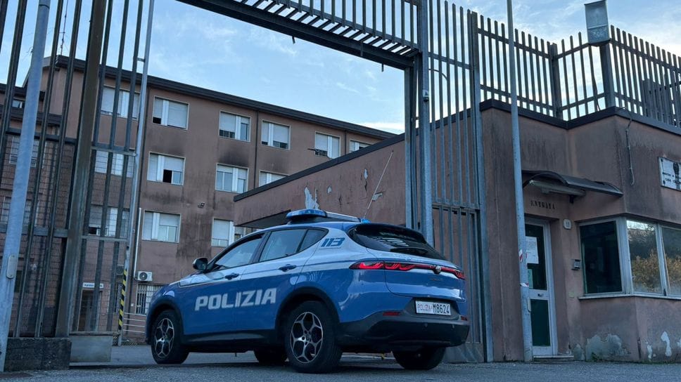 La polizia porta l’uomo nel carcere del Bassone