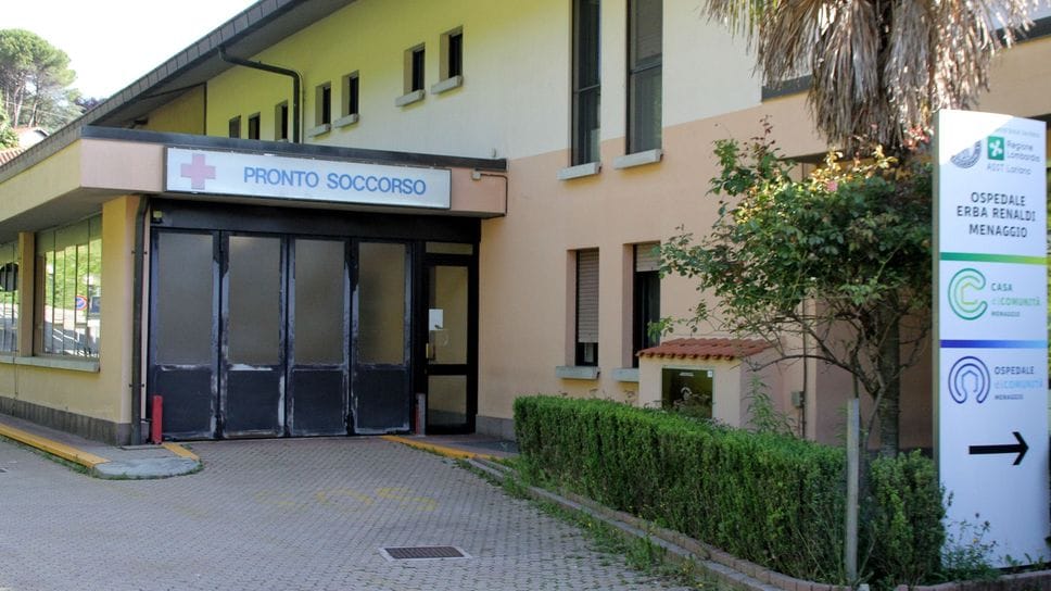 L’ingresso del pronto soccorso dell’ospedale Erna Renaldi di Menaggio: da tempo il nosocomio ha grossi problemi di mancanza di personale