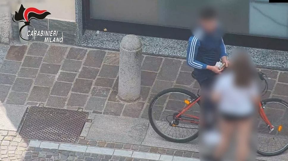 Uno degli spacciatori immortalato dalle telecamere