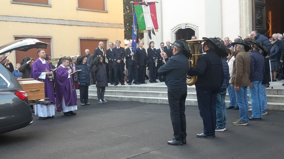 il parroco don Claudio Robbiati con il vicario don Gabriele Villa e dietro la banda  all’uscita del feretro