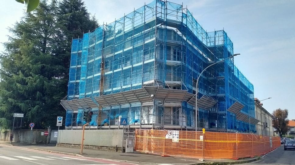 Preoccupano i lavori alla cosiddetta “palazzina delle vetrate”