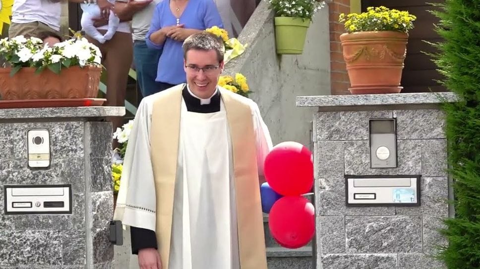 Don Francesco Bernasconi, 35 anni, durante una celebrazione