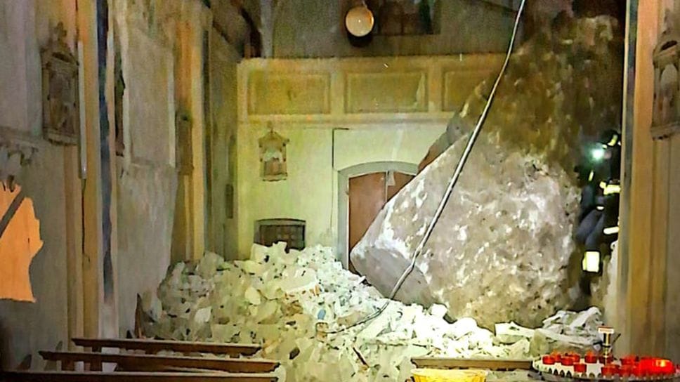 Il masso finito dentro la chiesa della Madonna del Ronco