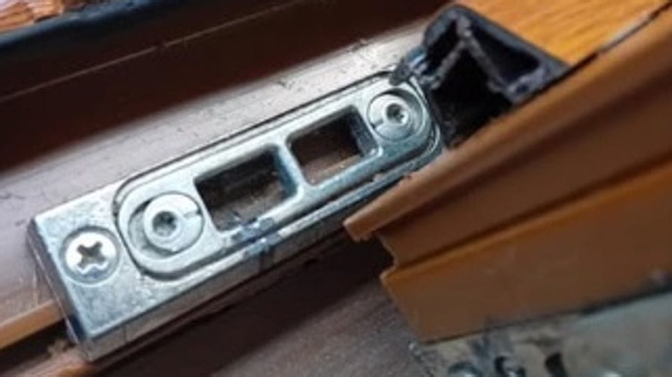 L’infisso al piano terra forzato dagli intrusi