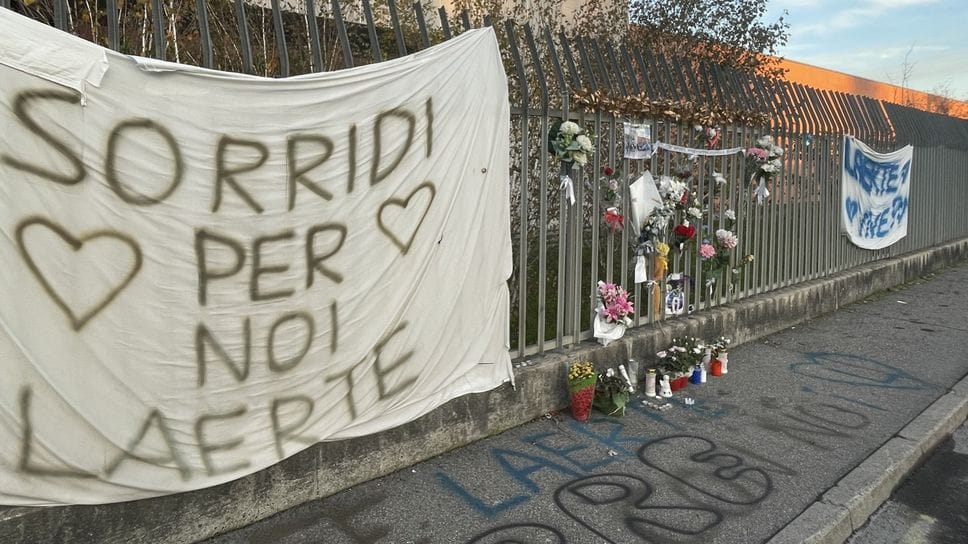 Striscioni, lumini e fiori sul luogo dell’incidente