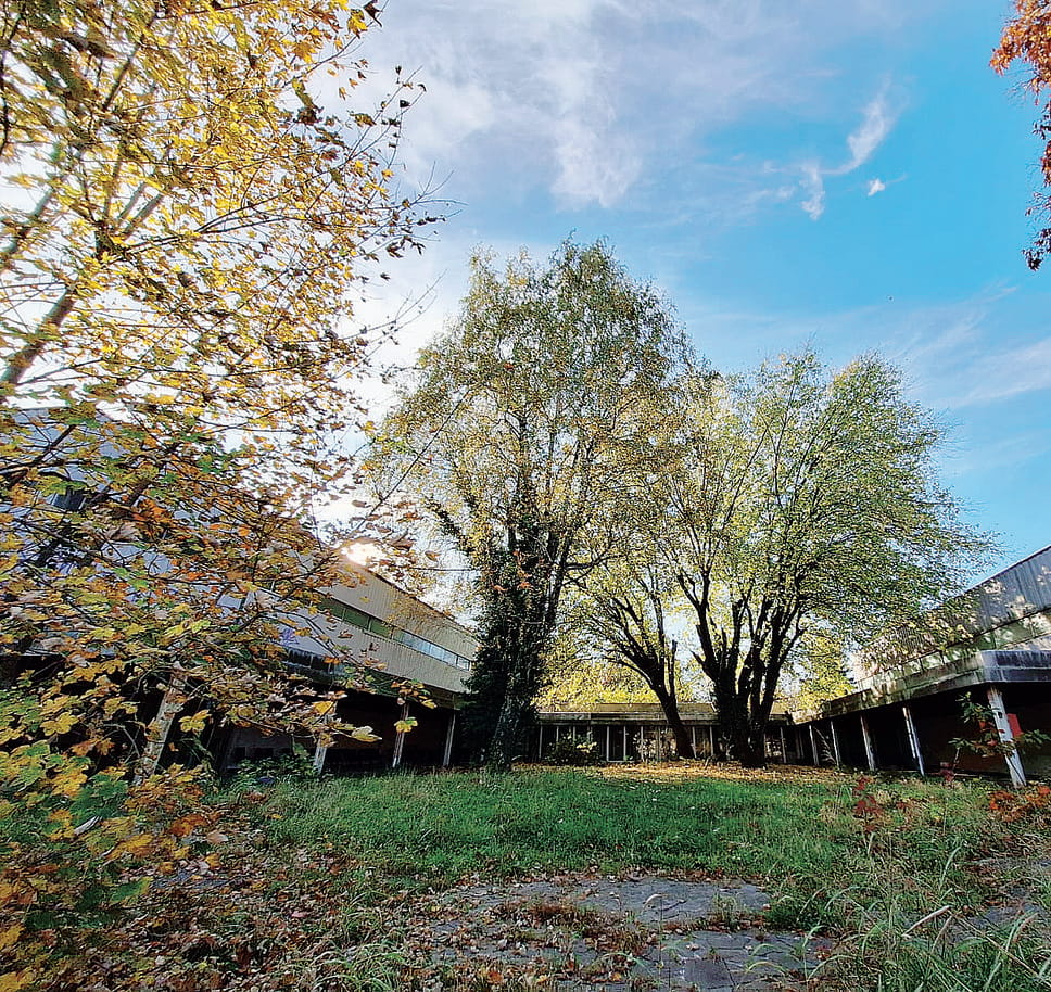 Quel che resta del palazzetto dello sport,  chiuso e abbandonato ormai da 12 anni