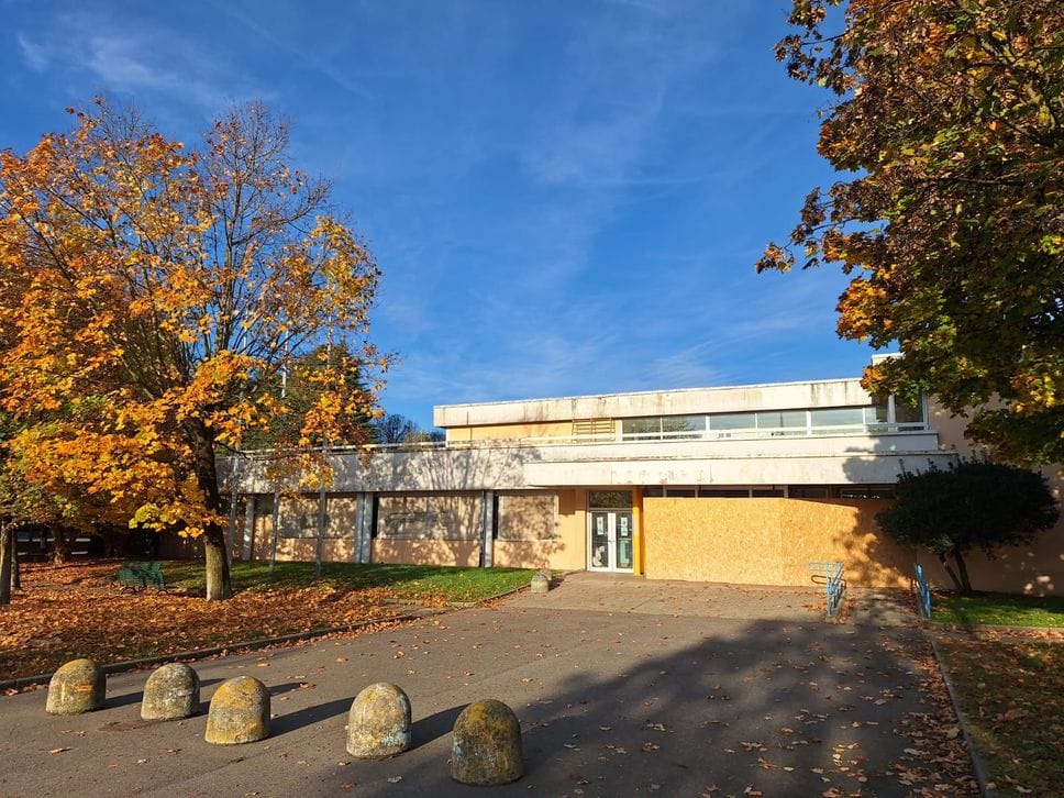La piscina, chiusa da più di sei anni