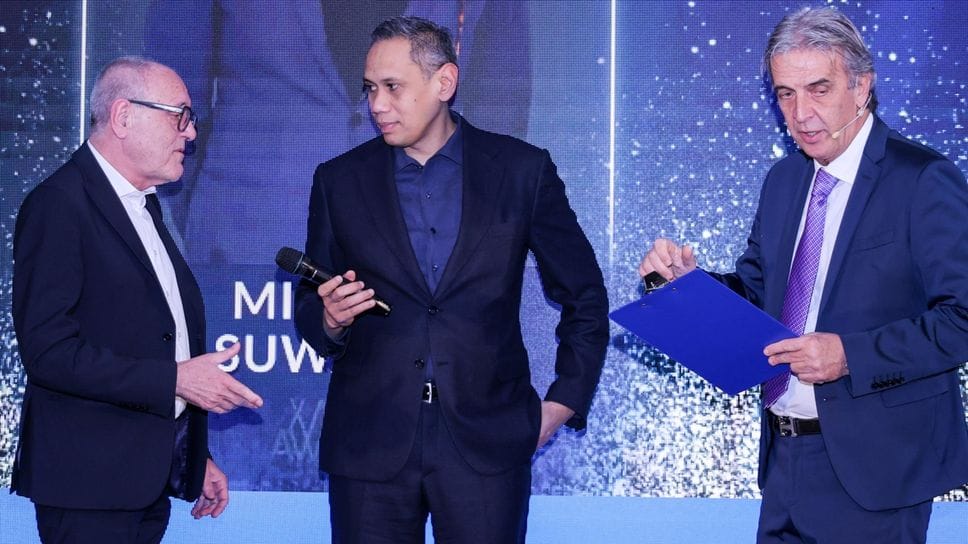 La premiazione di Mirwan Suwarso sul palco degli Awards di Cantù