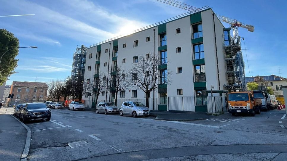 La Rsa Ca’ Prina libera dai ponteggi: i lavori di riqualificazione sono costati circa tredici milioni di euro (Bartesaghi)