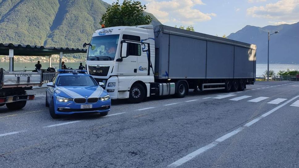 Gli agenti del distaccamento della Polstrada di Tremezzina mentre impongono l’inversione di marcia a un mezzo pesante che aveva ignorato l’ordinanza