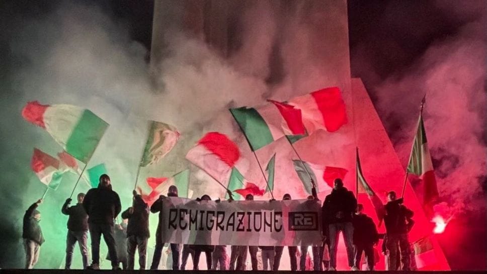 Il blitz del comitato Remigrazione e riconquista davanti al Monumento ai caduti di Como